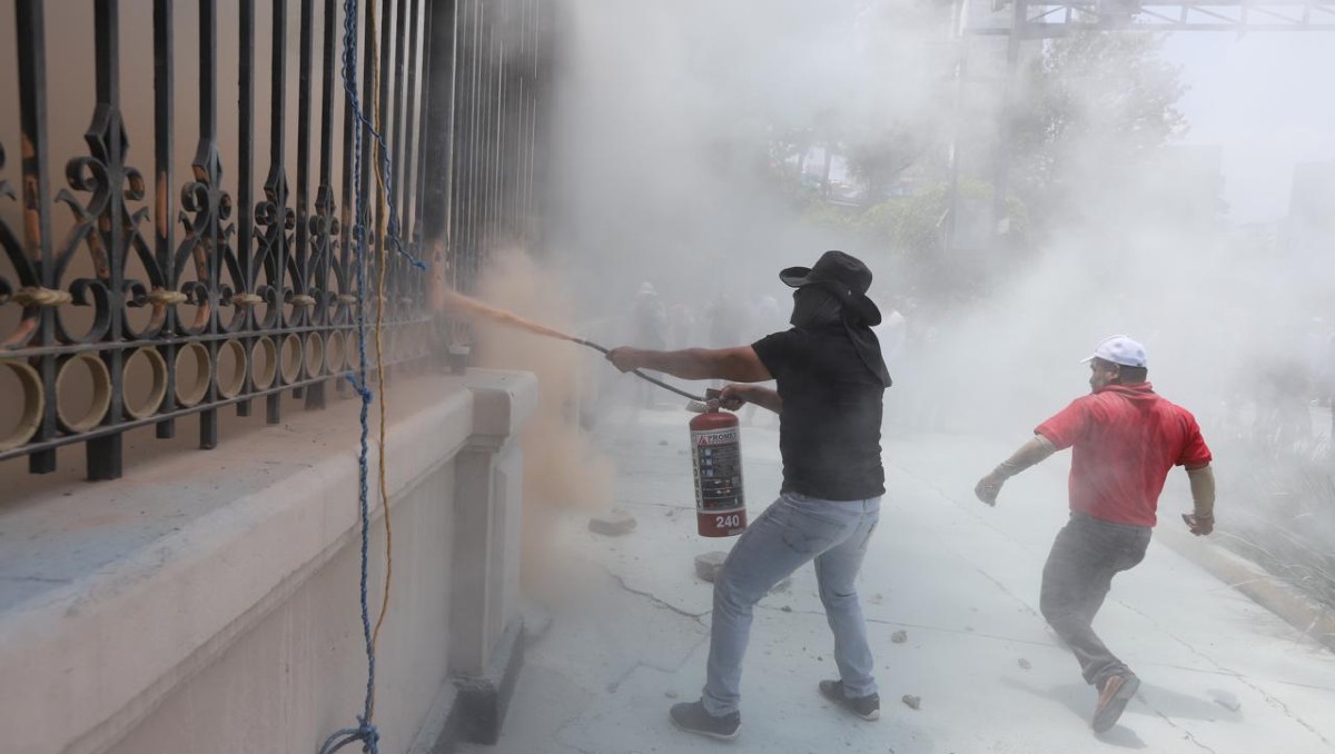 Encapuchados intentan dar portazo en Segob | Foto: Jorge Carballo