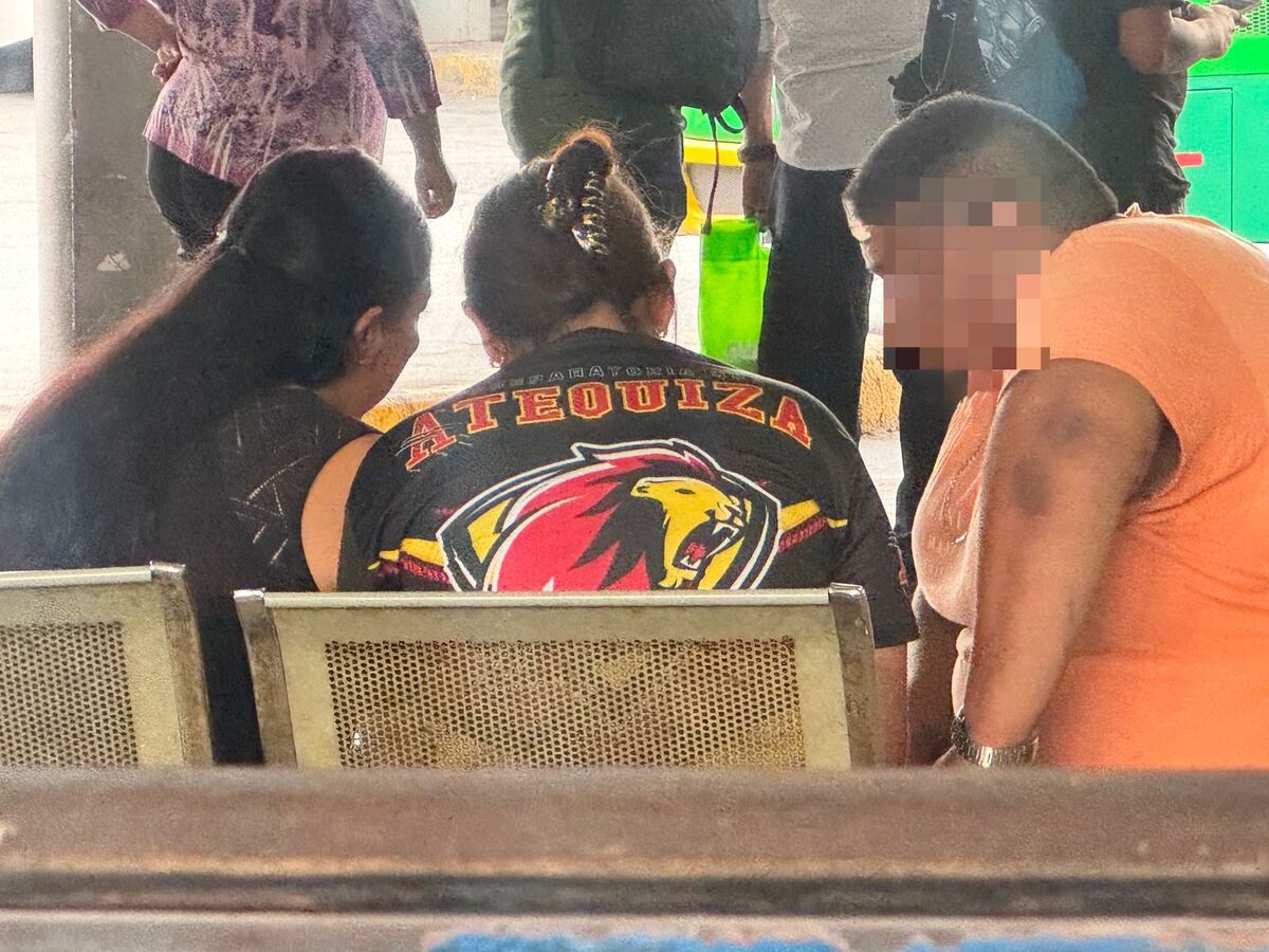 Finalmente la joven  se reencontró  con su familia en la Central de Autobuses. (Cortesía)