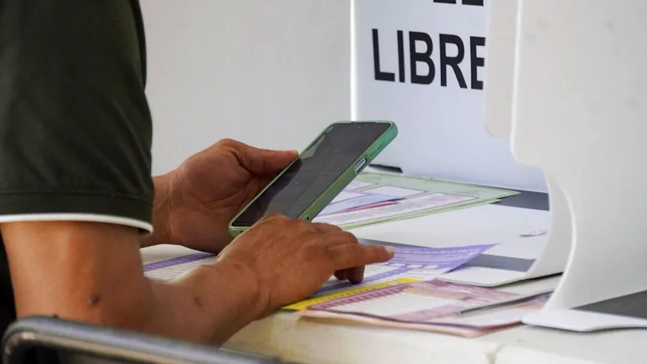 INE reporta 77 deslindes de candidaturas; Morena y MC niegan uso de 'acordeones'