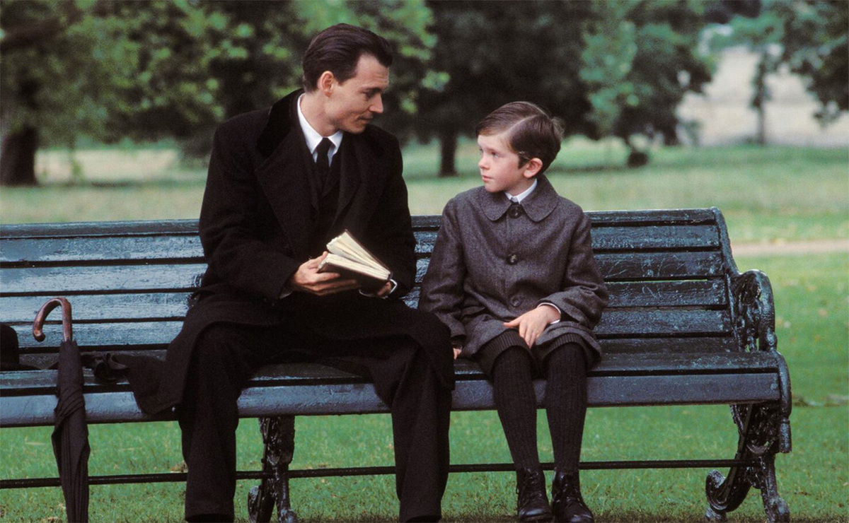 Johnny Depp y Freddie Highmore en una escena de 'Descubriendo el país de Nunca Jamás'. (Miramax)