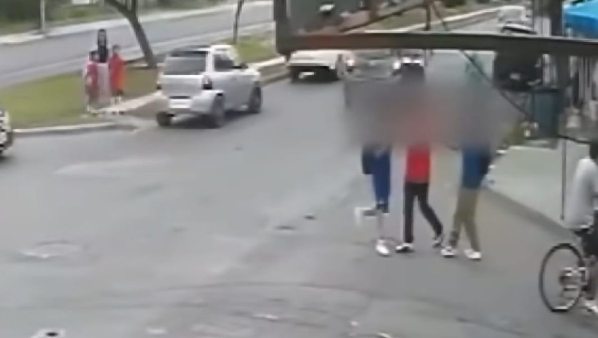 Un joven de camisa roja se acerca corriendo a los estudiantes  y sin mediar palabra inicia una golpiza contra uno de ellos | Foto: Especial
