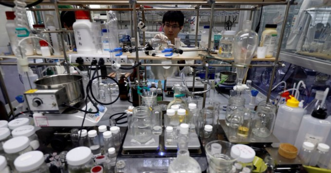 En un laboratorio de la ciudad de Wako, el equipo demostró que un pequeño trozo de plástico desaparecía en un recipiente con agua salada. |Especial