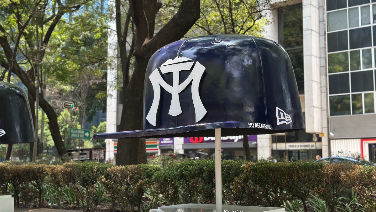 LMB adorna el Paseo de la Reforma en CdMx con gorras gigantes (Irving Furlong)