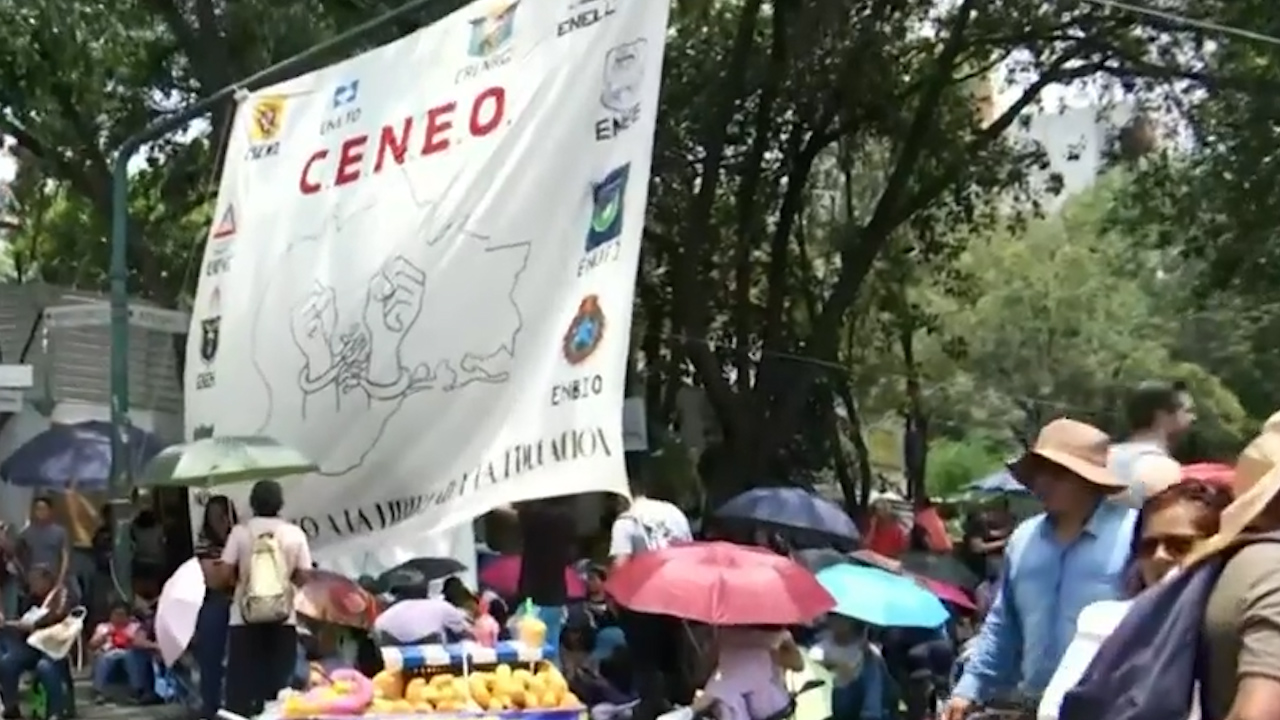 Maestros de la CNTE bloquean Bucareli en lo que dura la reunión con la Segob