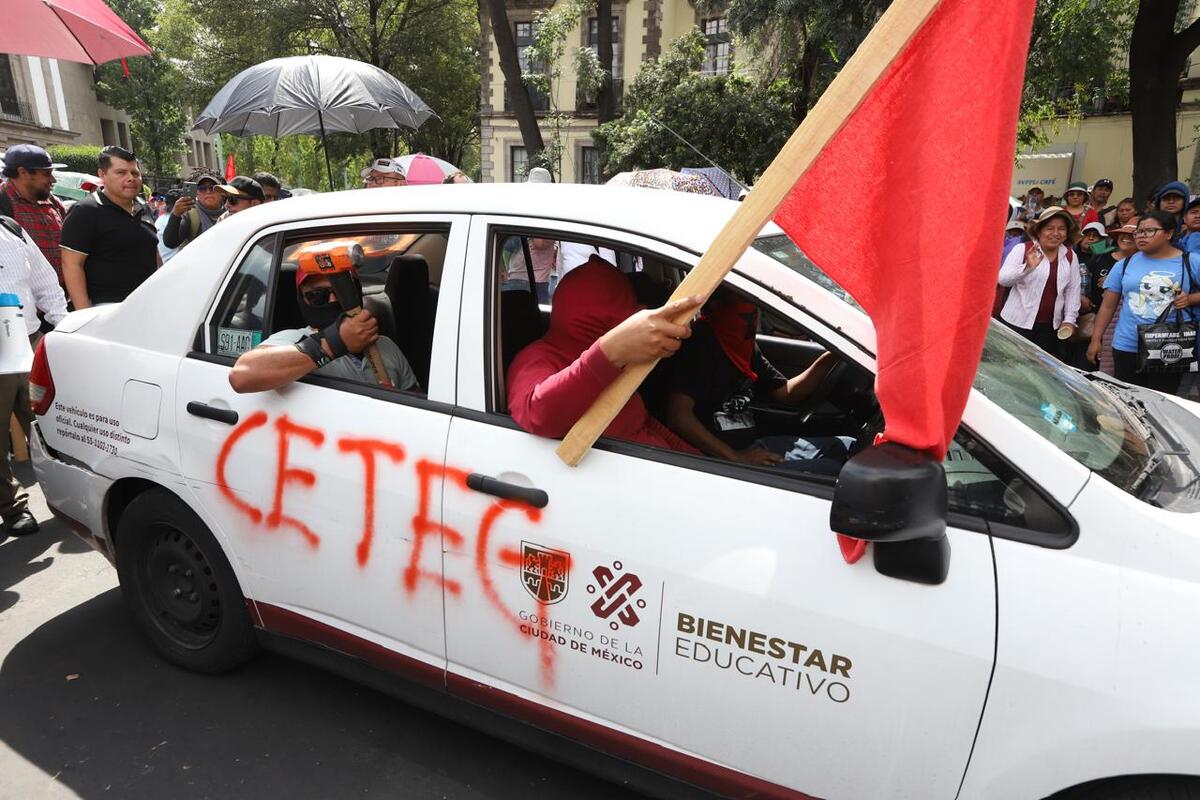 Los maestros llevan dos semanas manifestándose.  | Foto: Jorge Carballo