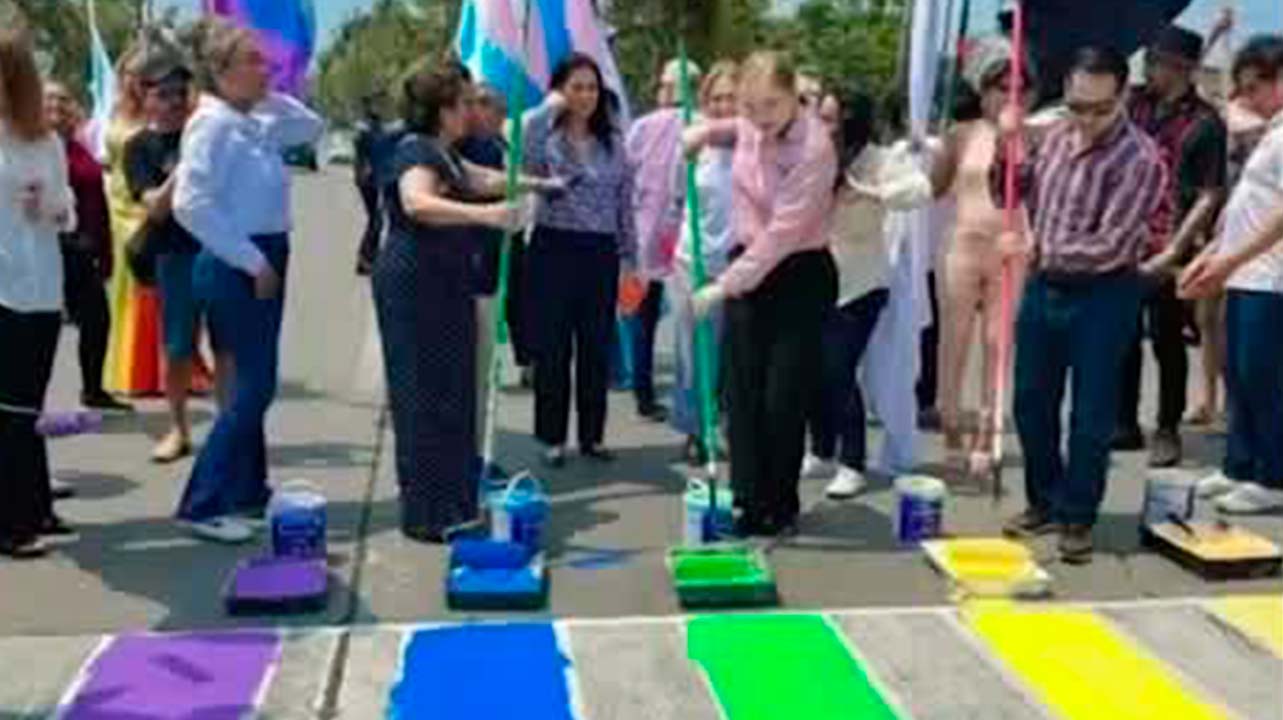 Por mes del orgullo LGBTIQ+, pintan con colores del arcoíris un cruce peatonal en Tampico