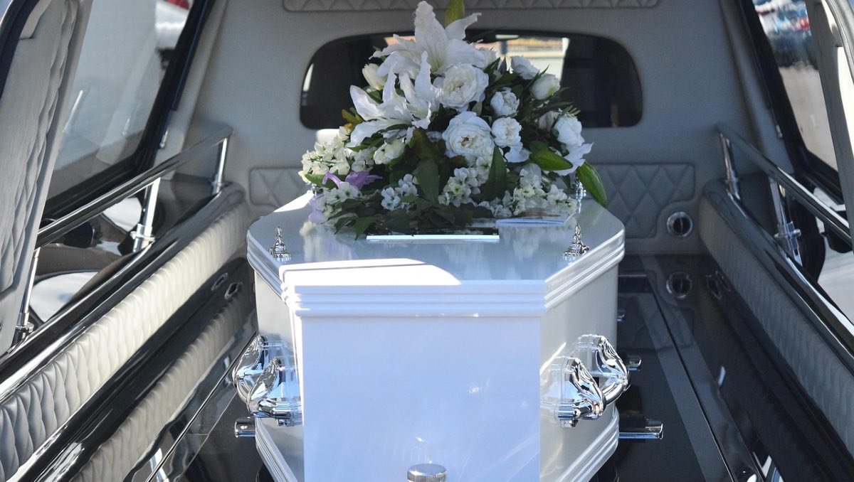 Mujer despierta en su funeral. | ESPECIAL