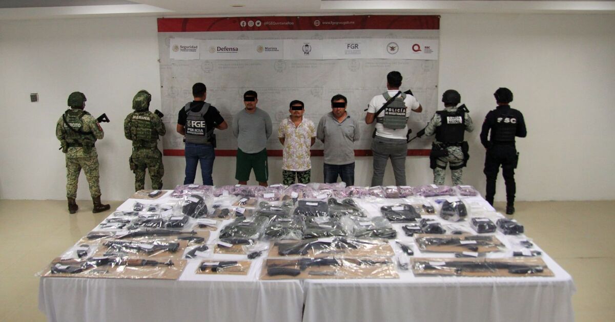 En el operativo se aseguraron armas largas y cortas, cartuchos útiles, dos vehículos y presunta mariguana.