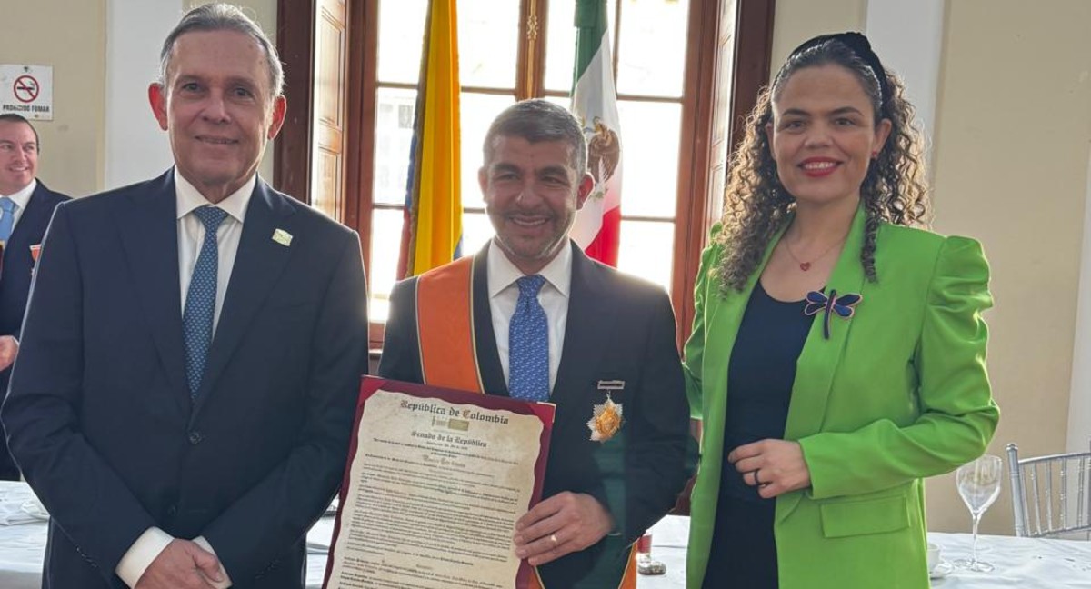 Senado de Colombia condecora a Mauricio Tabe | Especial