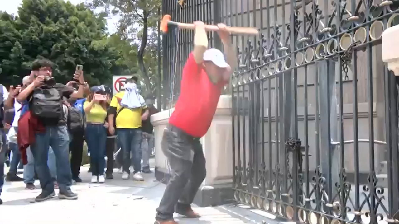 ¡Trifulca en Segob! Encapuchados intentan dar portazo durante protesta de la CNTE