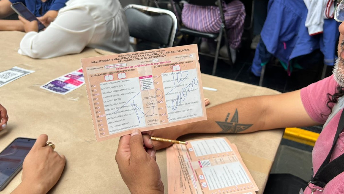 Ciudadanos que cuentan los votos, dicen que nunca han sido tan altos los clasificados como nulos. (Foto: Especial)
