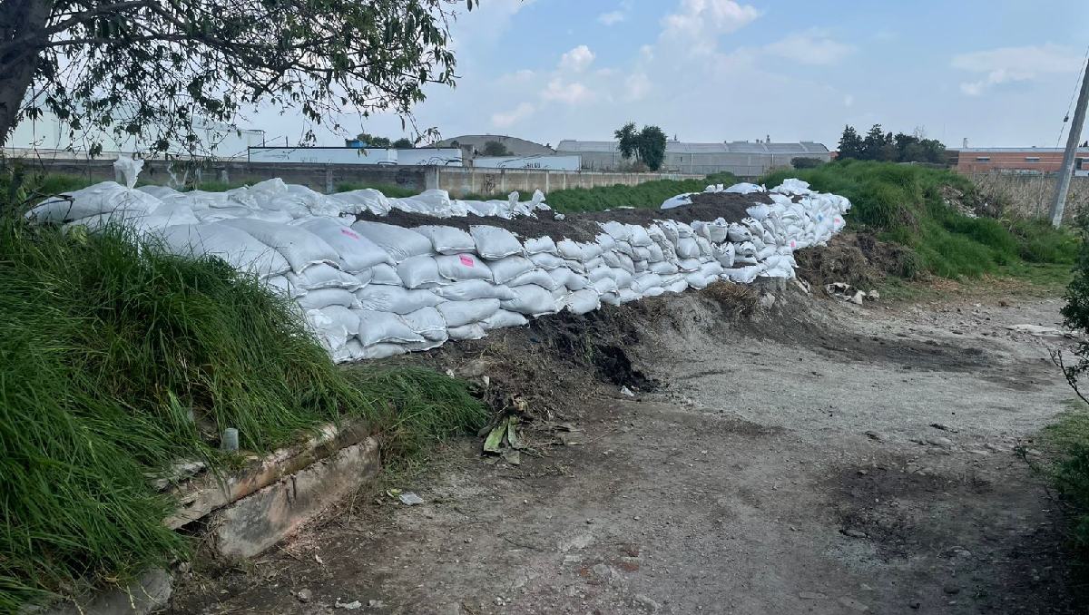 Colocan mil 200 costales en bordes de canal de Toltepec. Foto: (Especial)
