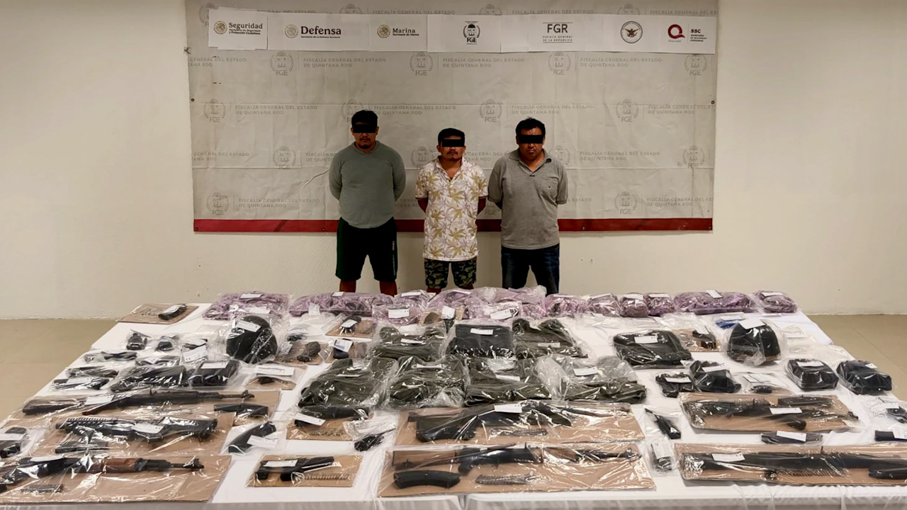 Detienen a 'El Cuervo', presunto líder criminal en Tulum; aseguran armas, granada y droga