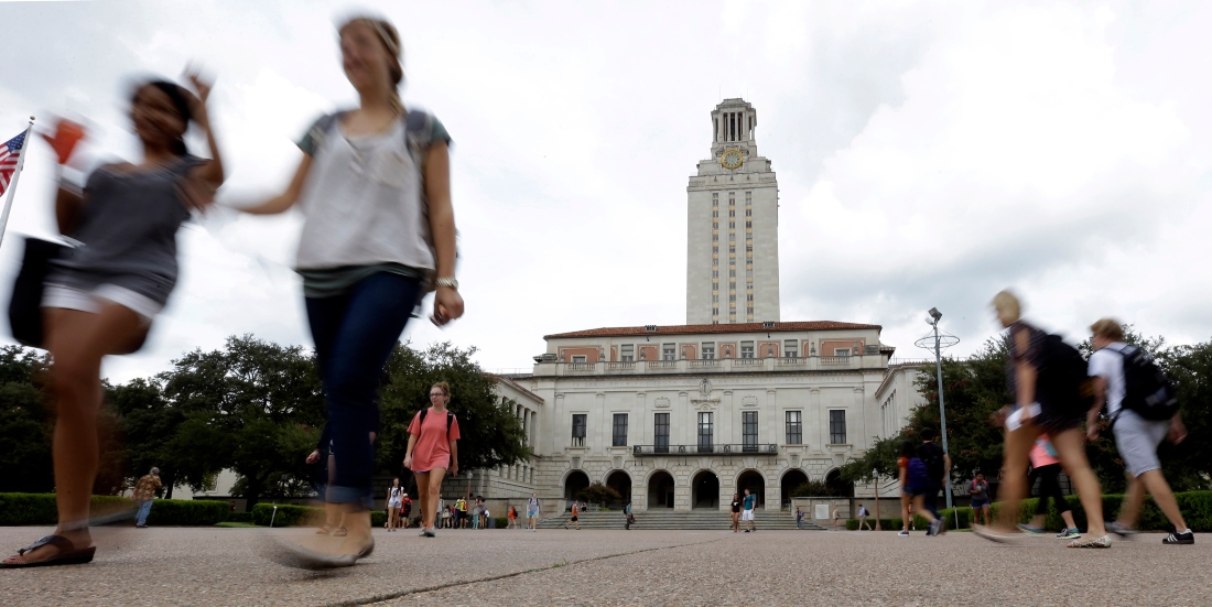 Estudiantes caminan en el campus de la Universidad de Texas en Austin. |AP