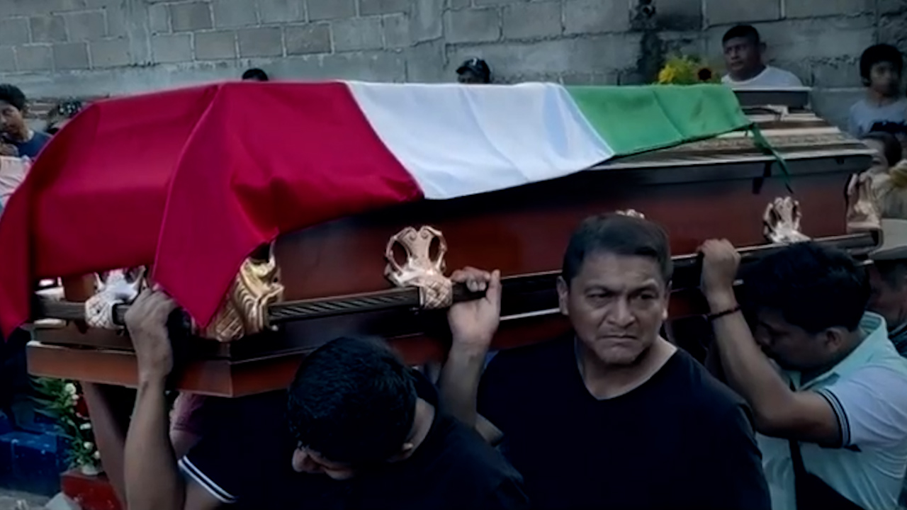 Familiares y amigos dan último adiós a Brenda Elizabeth Toalá en Chiapas