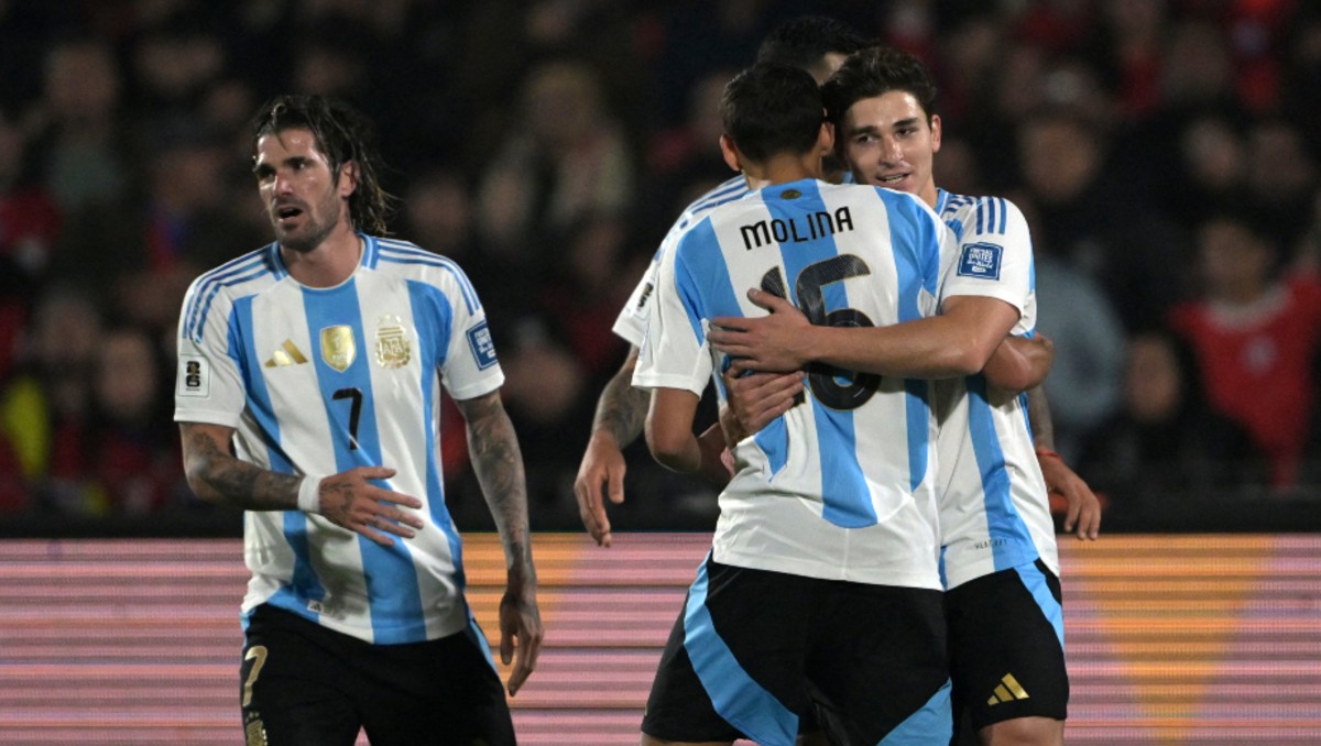 Julián Álvarez anotó en el triunfo de Argentina sobre Chile en las eliminatorias 2025 (AFP)