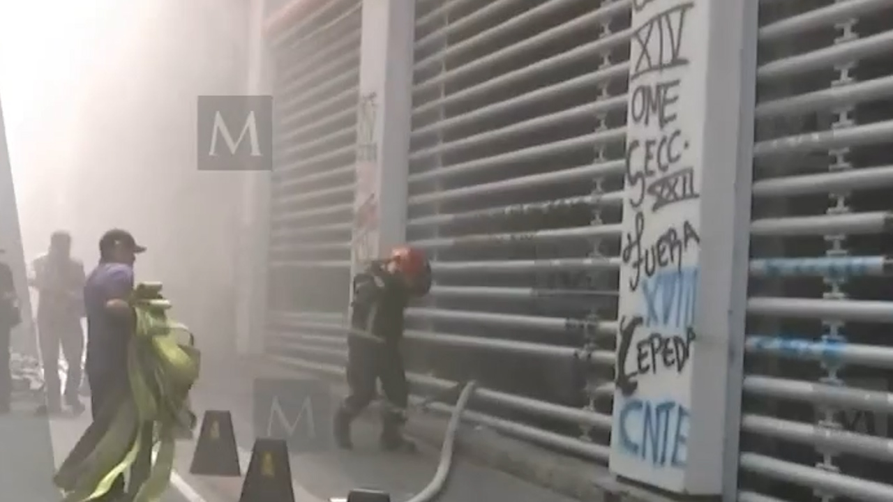Maestros de la CETEG incendian edificio de la SNTE en el Centro de CdMx