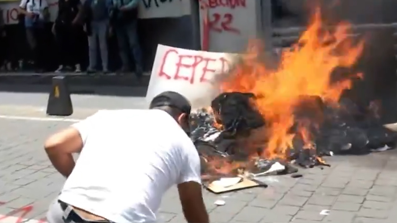 Maestros de la CNTE queman objetos en el Centro Histórico de la CdMx durante protestas