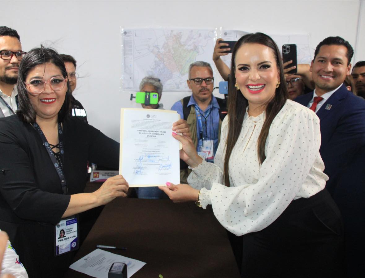 La noche de este miércoles Susy Torrecillas recibió su constancia de mayoría. (Cortesía)