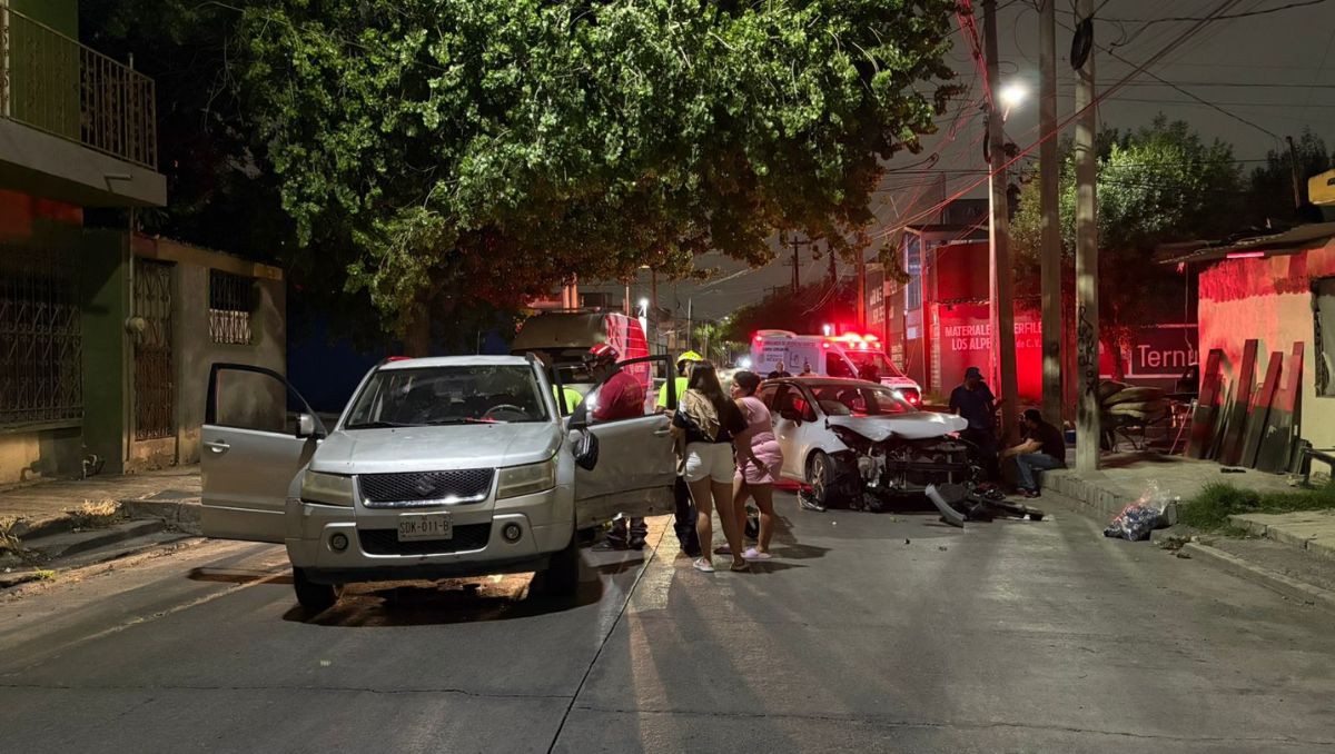Paramédicos de la Cruz Roja y de la CRUM atendieron a las lesionadas. Ángel Mercado