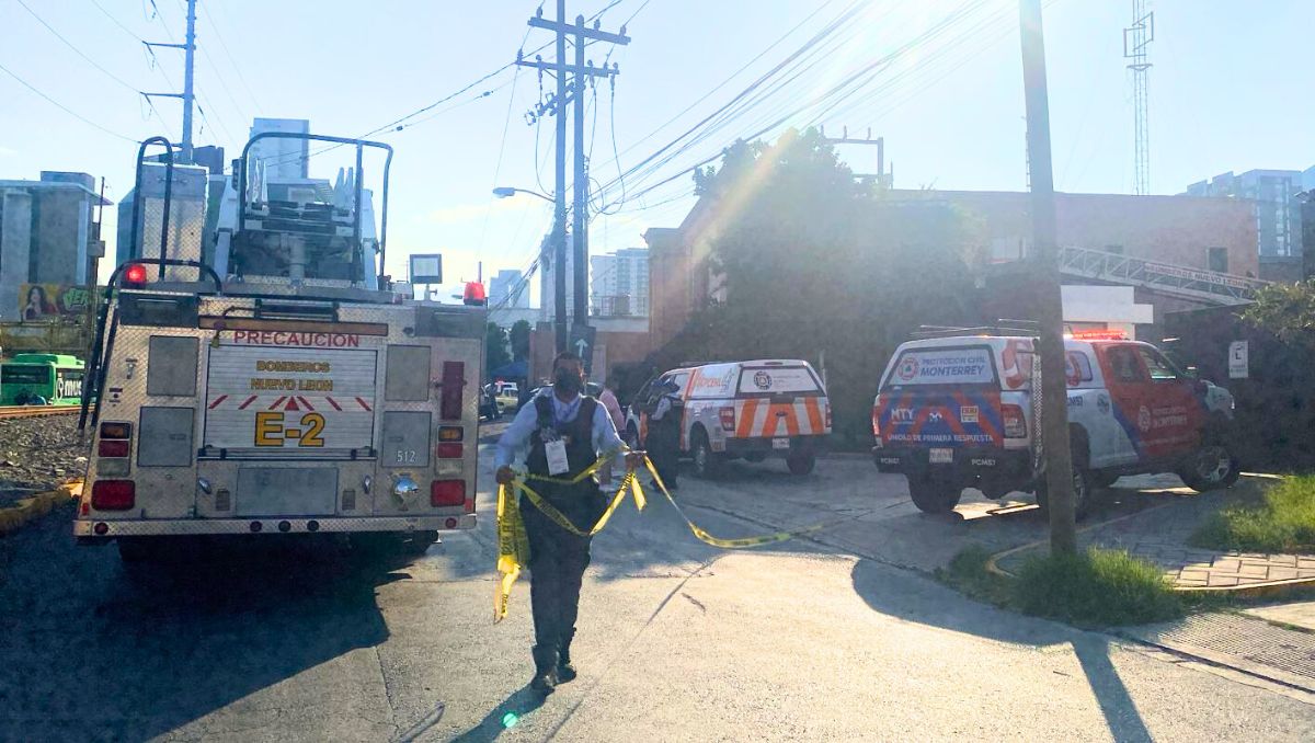 Bomberos de Nuevo León y Protección Civil de Monterrey acudieron al llamado en la colonia Santa María. | Erik Solheim.