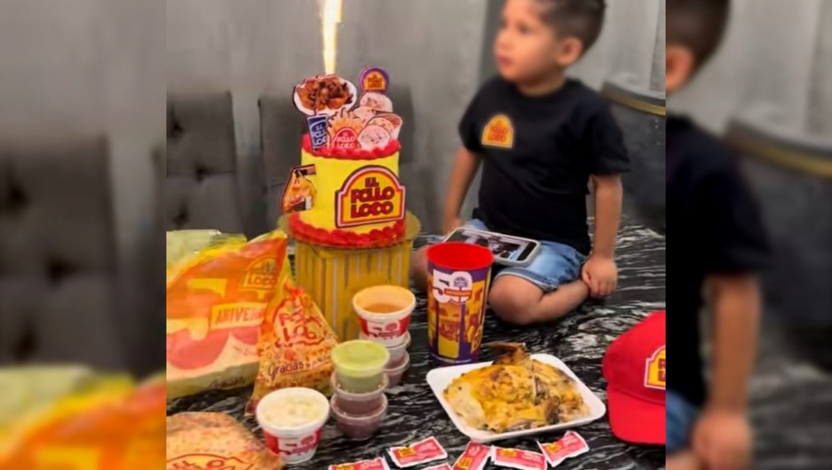 El pequeño festejado disfruta de un pastel y comida del famoso restaurante sinaloense “El Pollo Loco” | Foto: Especial