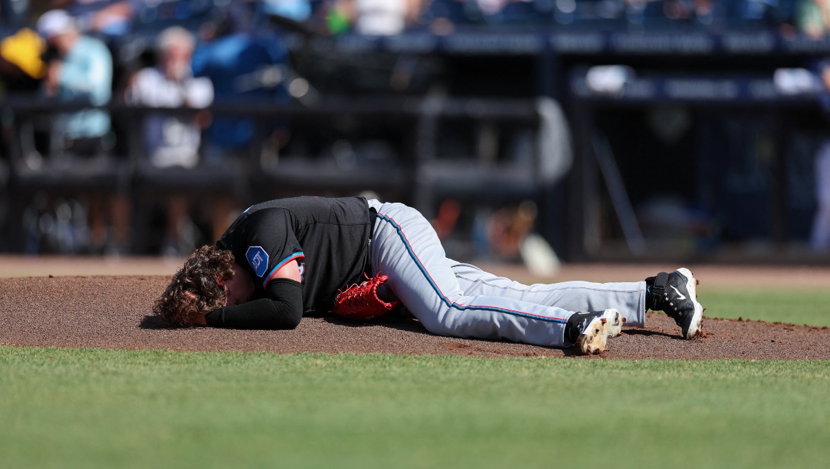 El brutal pelotazo que recibió Ryan Weathers durante el calentamiento (Reuters)