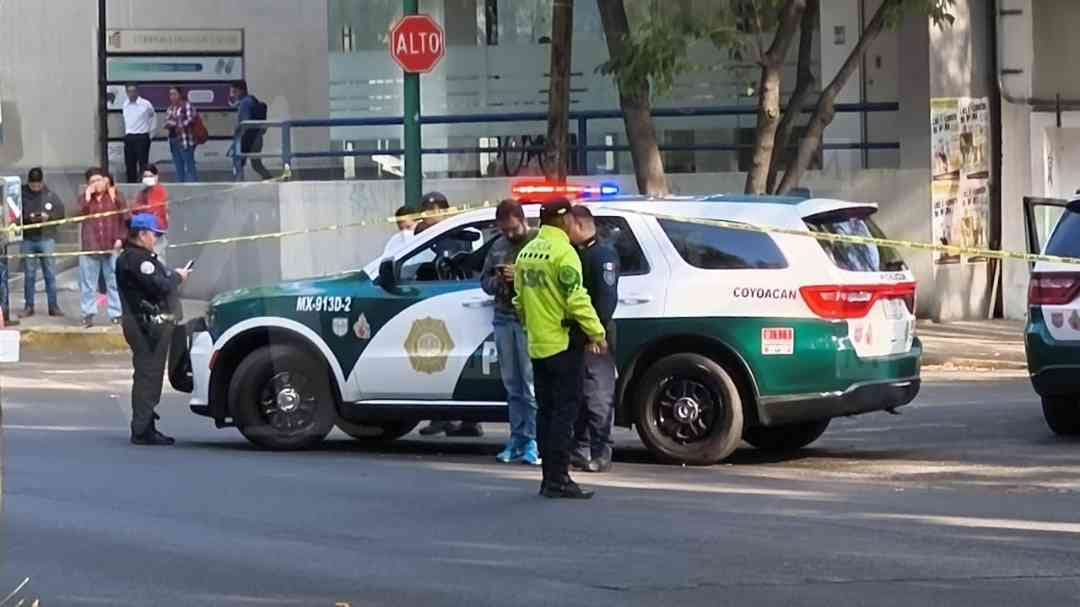 Elementos de seguridad y emergencias acudieron al sitio del accidente en la colonia Parque San Andrés. | Foto Jorge Becerril