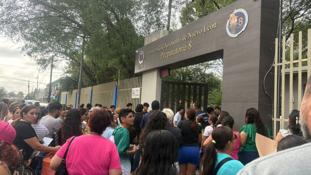 Familiares de los alumnos se organizaron para apoyar con carteles y consignas a los aspirantes. Pedro Delgado