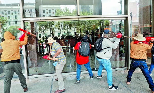 Un grupo rompió con palos los vidrios de Bienestar. Reuters