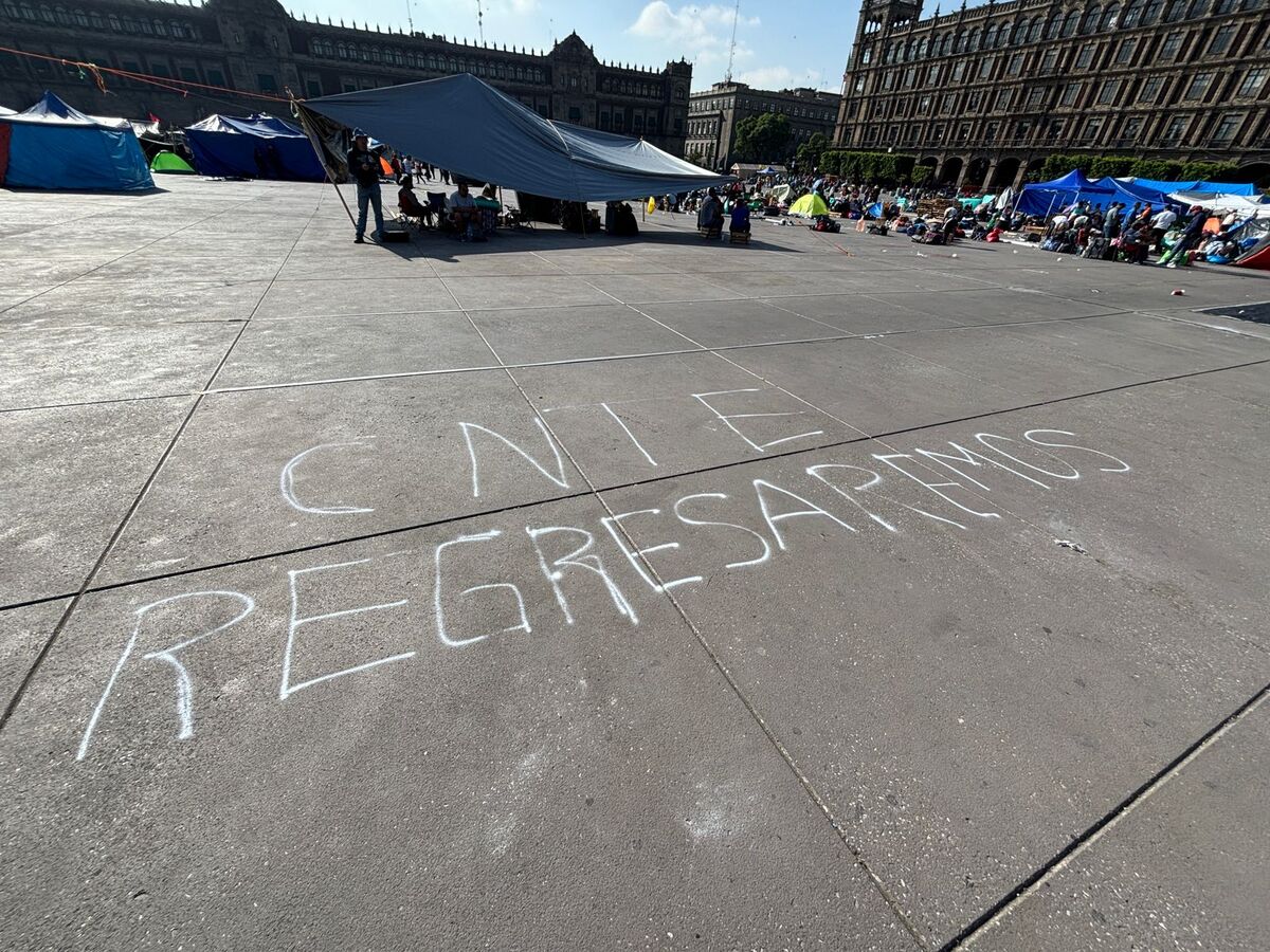 Maestros han dejado mensajes en la plancha del Zócalo, advierten regreso. | Foto: David Rodríguez