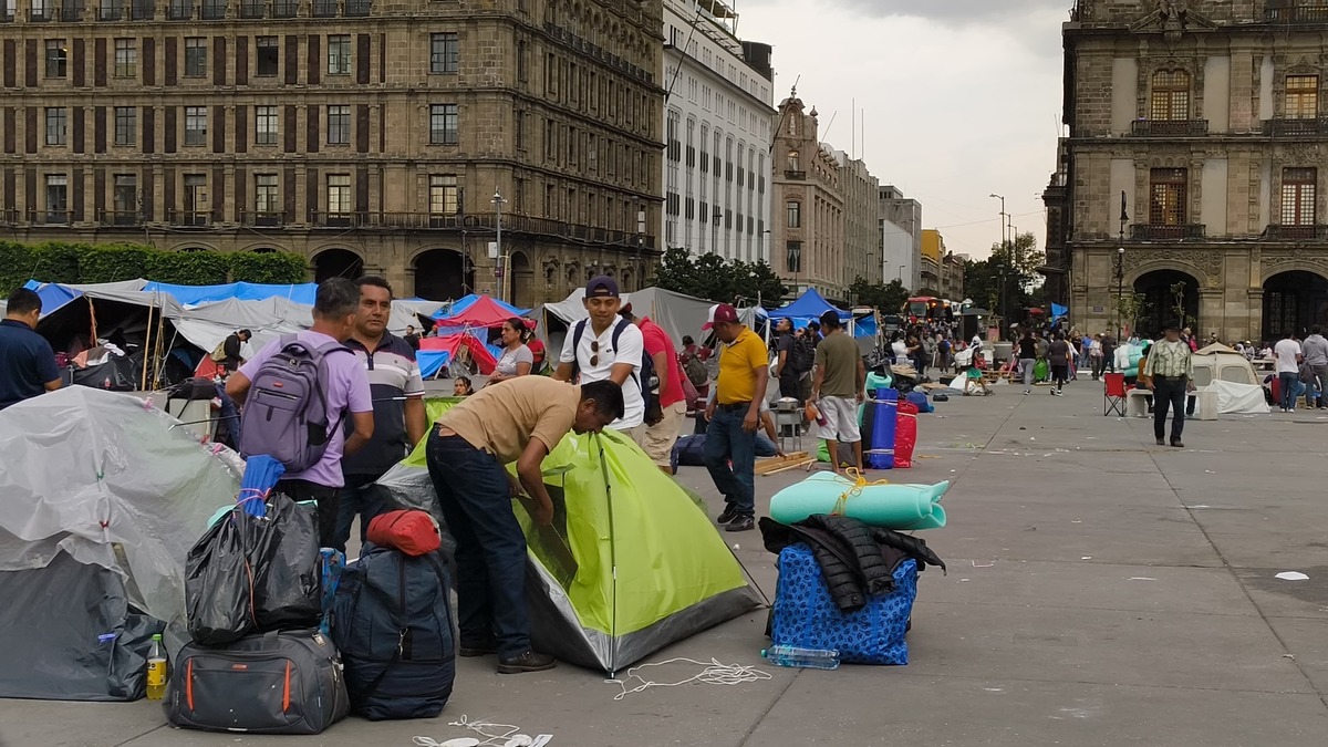Los manifestantes de la CNTE comenzaron a levantar el plantón desde la tarde del 6 de junio. | Foto: Cesar Zayago