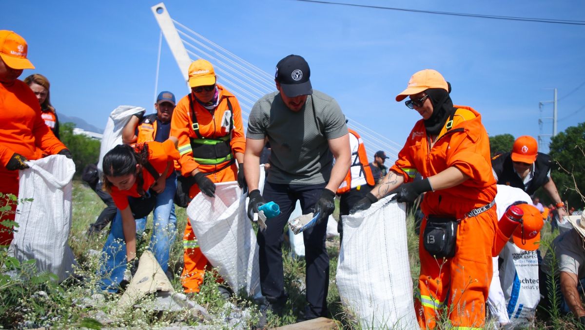El gobernador Samuel García participó en las labores de limpieza | Jorge López