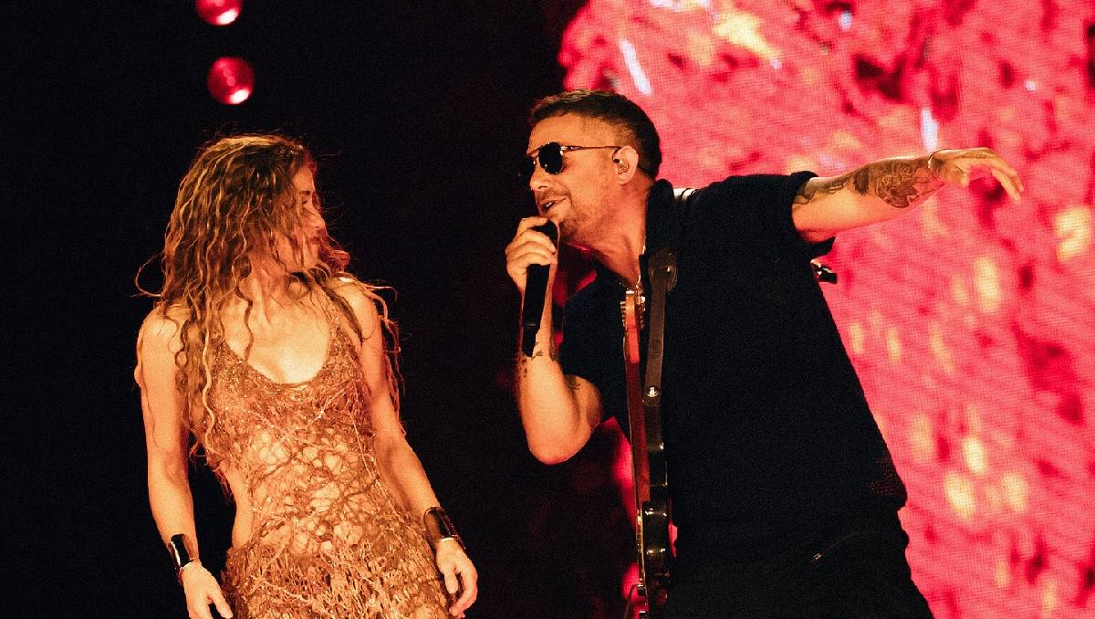 Alejandro Sanz acompaña a Shakira en concierto | Especial