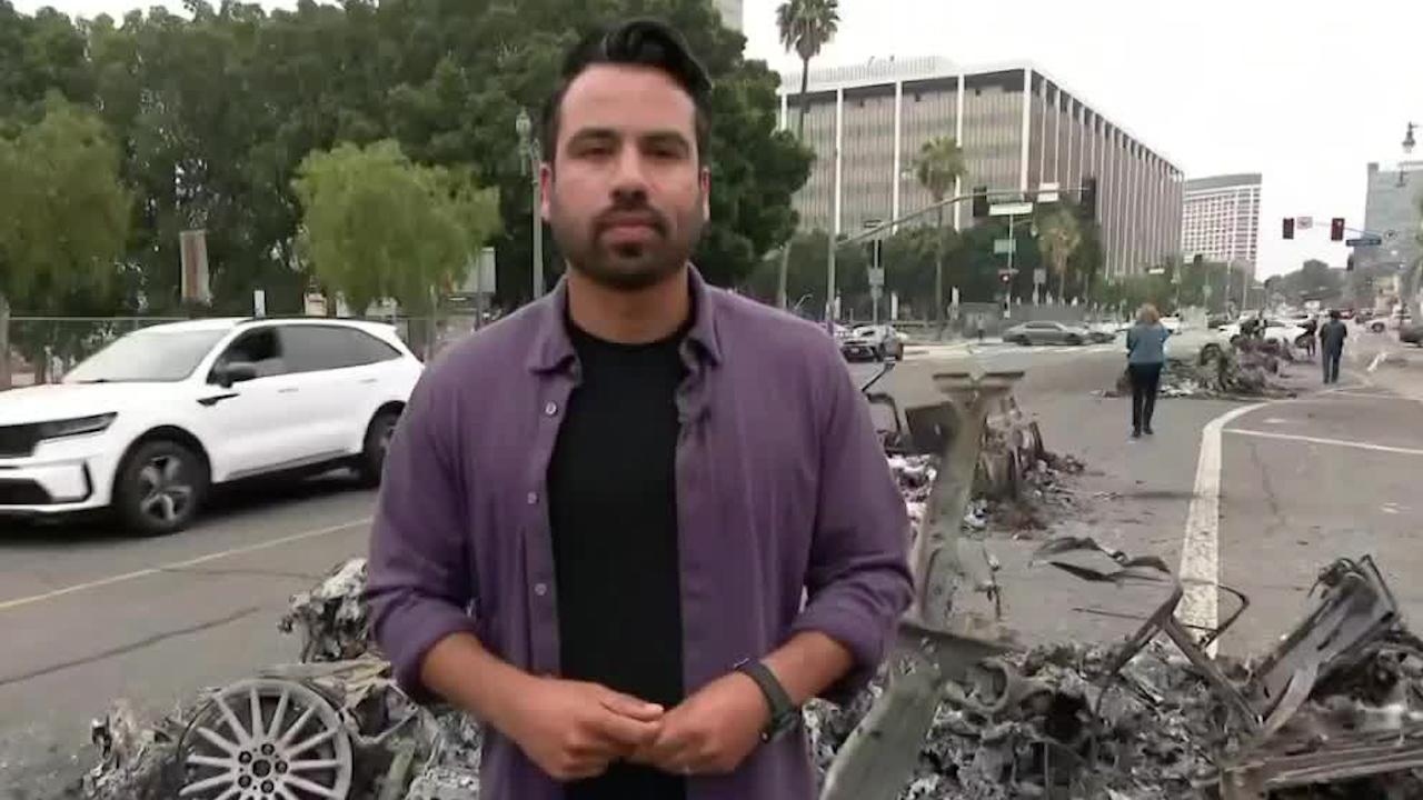 Los Ángeles amanece con calles vacías y autos calcinados tras redadas migrantes y protestas