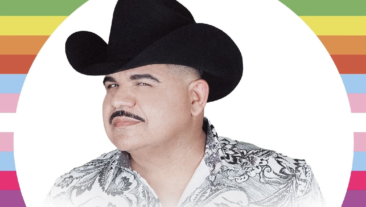 Chuy Lizarraga usa bandera LGBT+ en Facebook | Especial