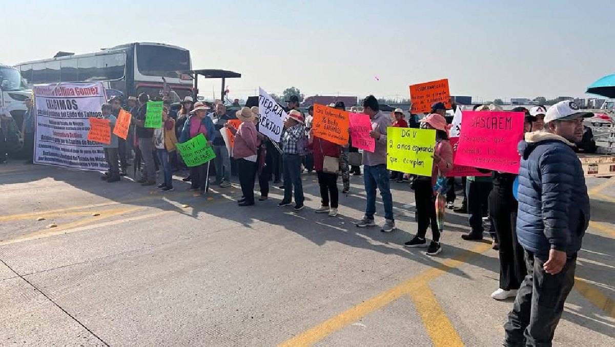 Comuneros crean valla humana en protesta en el Circuito Exterior Mexiquense. Foto: (Especial)