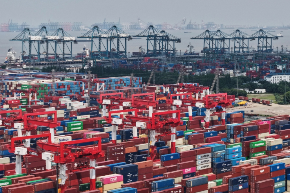 Contenedores listos para ser transportados en el puerto de Shanghai, China. AP