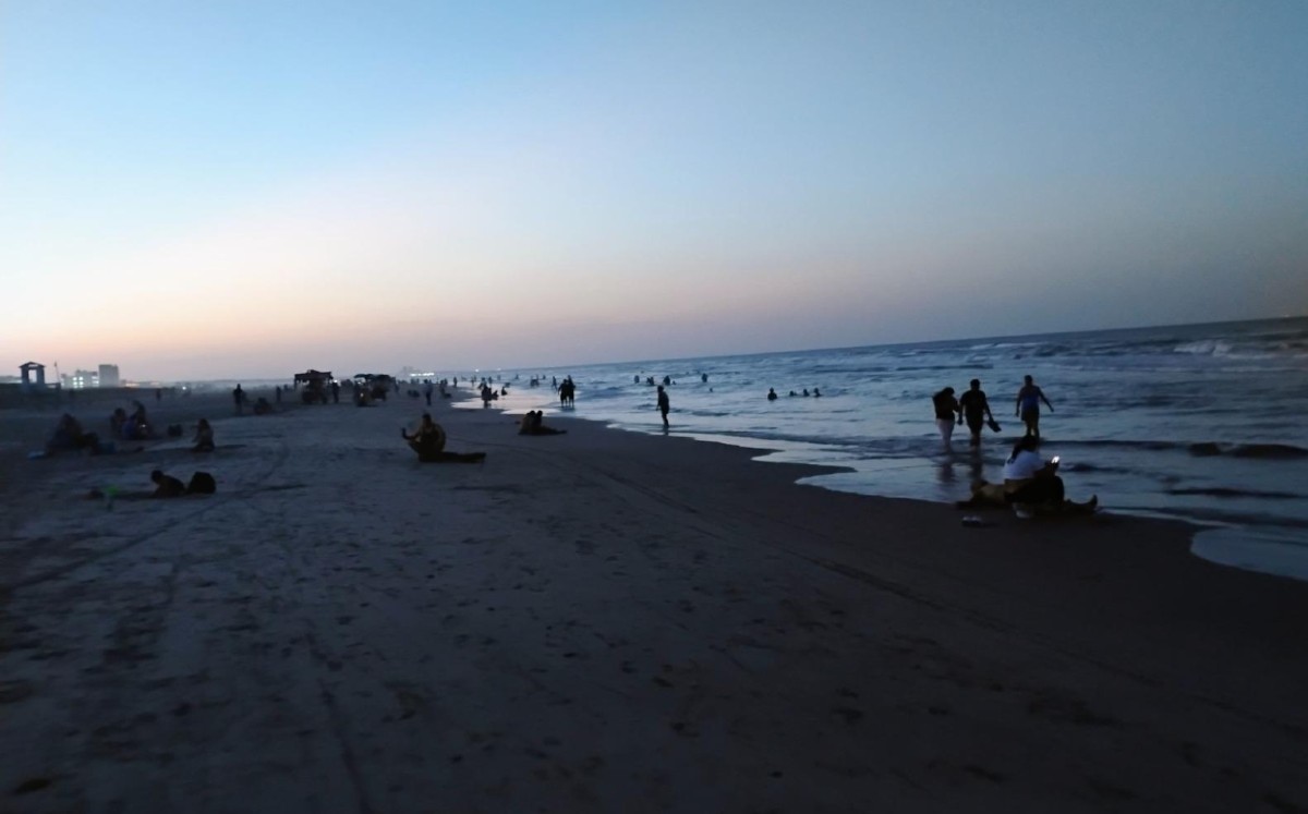 Después de las 8 de la noche continúan familias completas dentro del mar