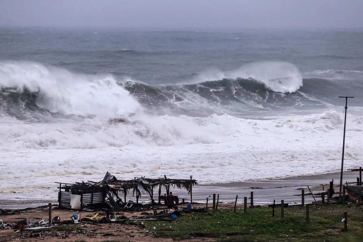 El huracán 'Bárbara' se ha desplazado en los estados de Jalisco y Colima. | EFE