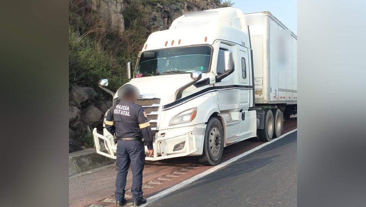 Localizaron el tractocamión con la paquetería robada en la autopista Arco Norte. Foto: (Especial)