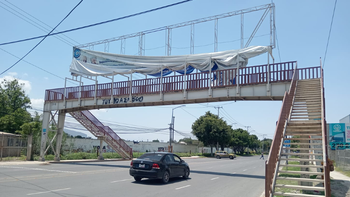 Muere al caer de puente peatonal cuando retiraba publicidad en Tehuacán | Vía Carolina Espinosa