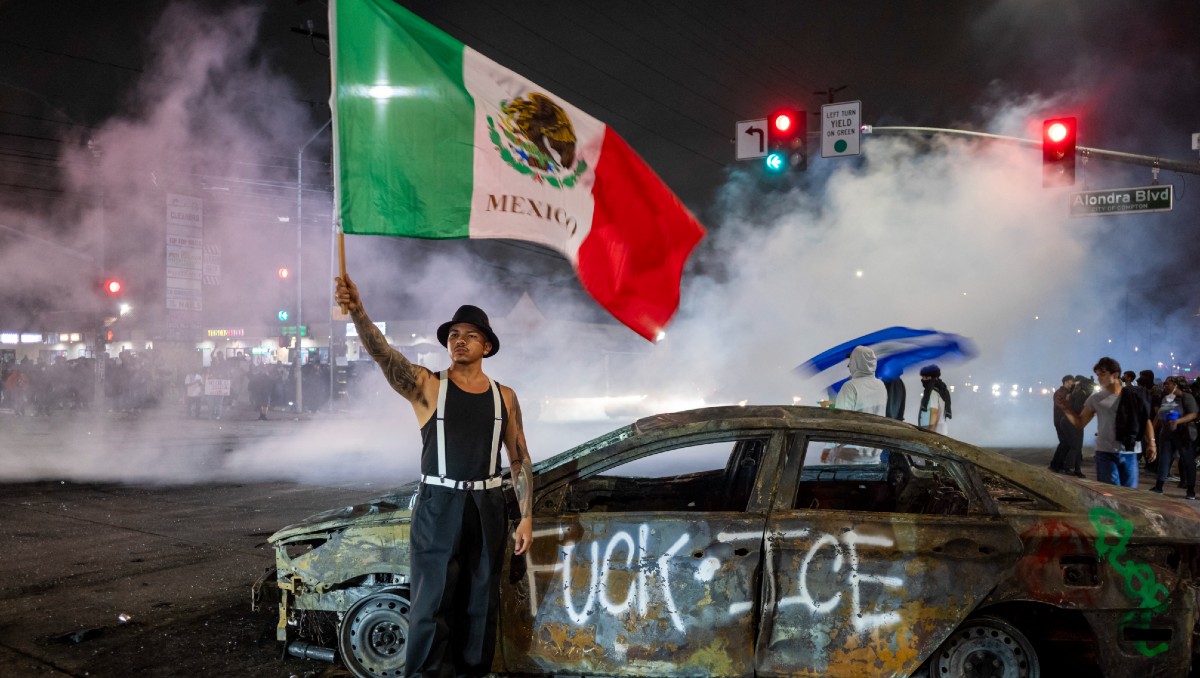 En medio de manifestaciones ante las redadas migratorias en LA, migrantes han ondeado las banderas de México como señal de protesta. (Foto: AFP)