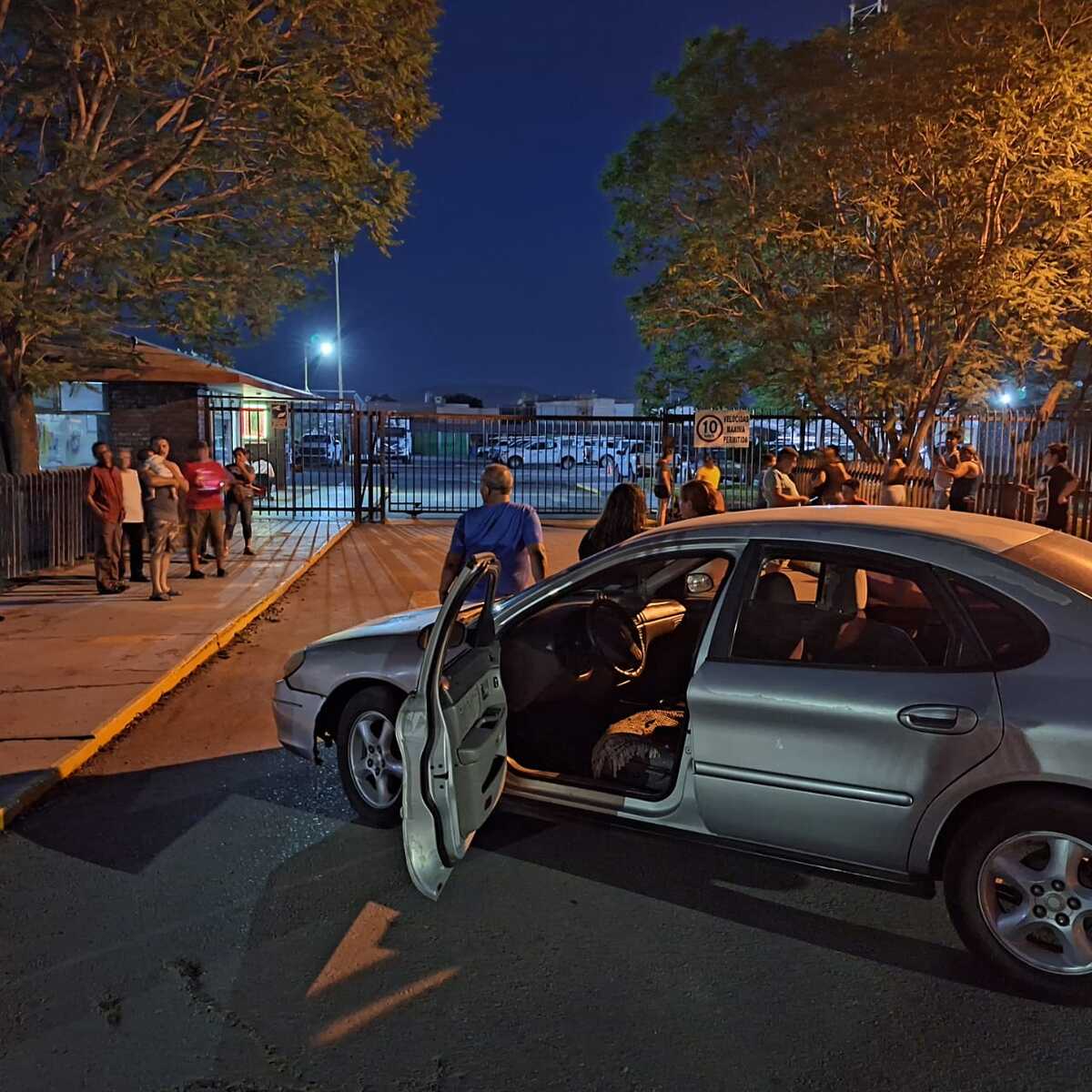El plantón se registró la noche del domingo en la calzada Prolongación J. Agustín Castro. | Especial