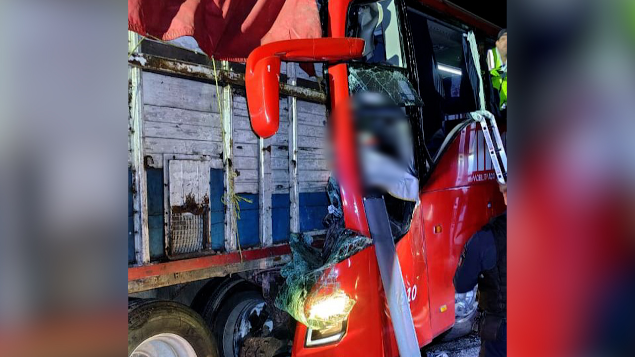 Choque entre autobús de ADO y tractocamión deja 1 muerto y 20 lesionados en Veracruz