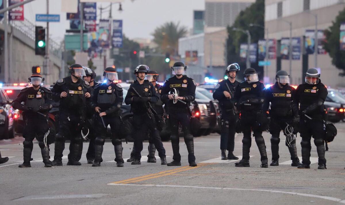 Inicia toque de queda en Los Ángeles para impedir protestas de migrantes