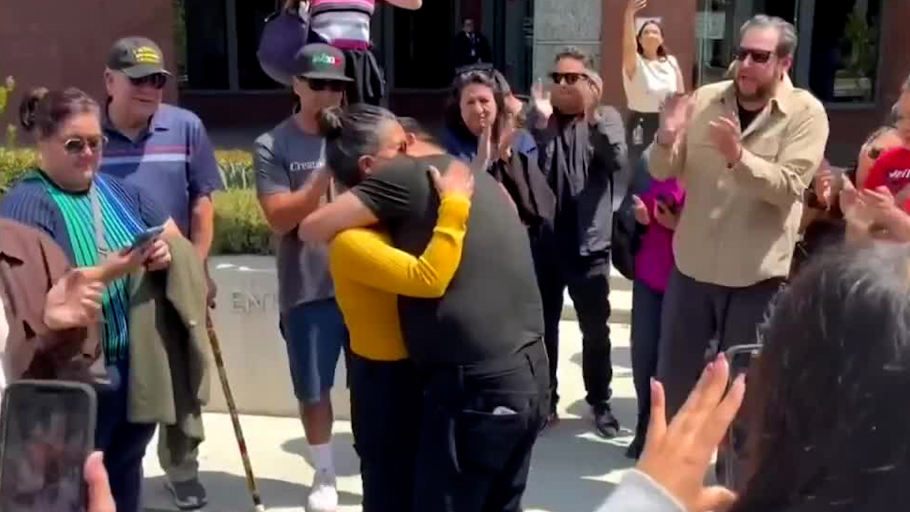 Liberan a líder sindicalista detenido en protesta contra redadas en Los Ángeles