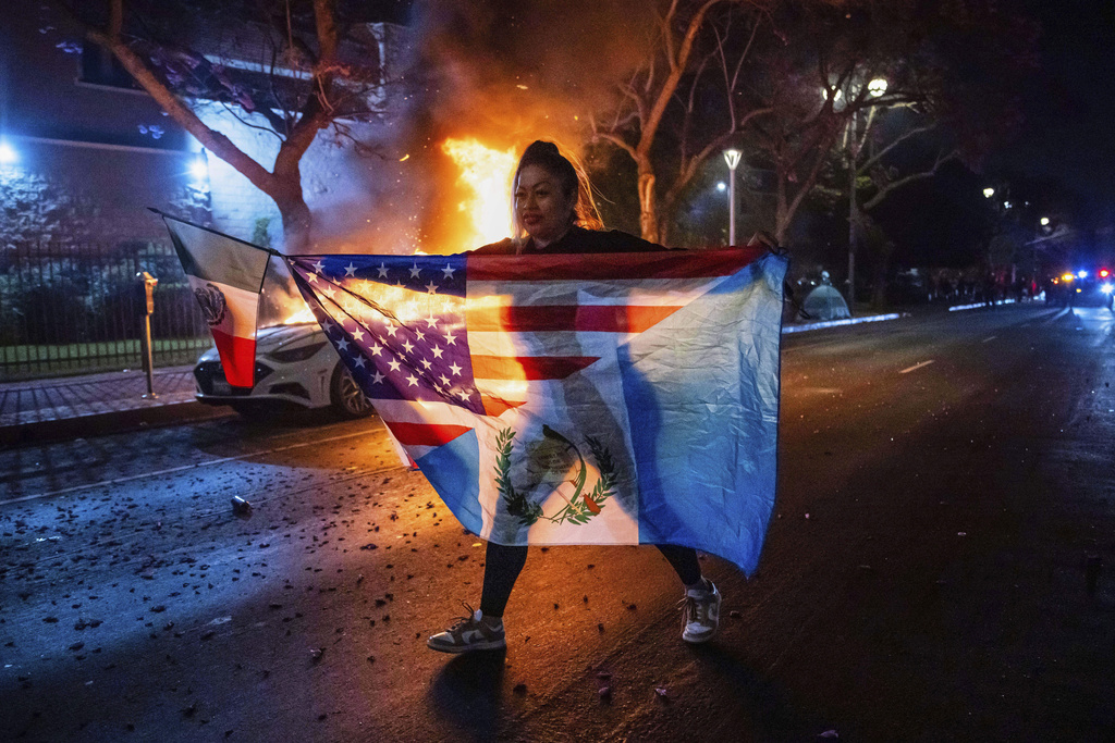 El líder de EU denunció la presencia de banderas de otros países en las protestas de Los Ángeles. | AP