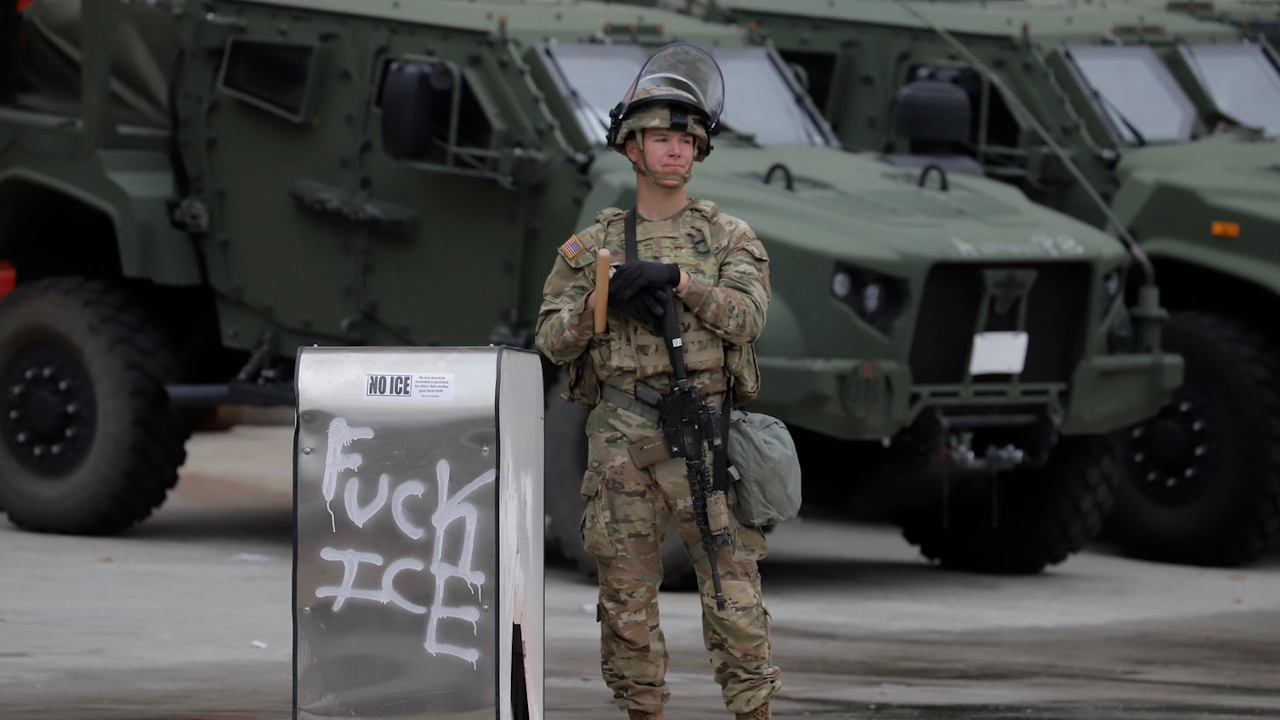 Militares vigilan Los Ángeles tras protestas contra redadas antimigrantes