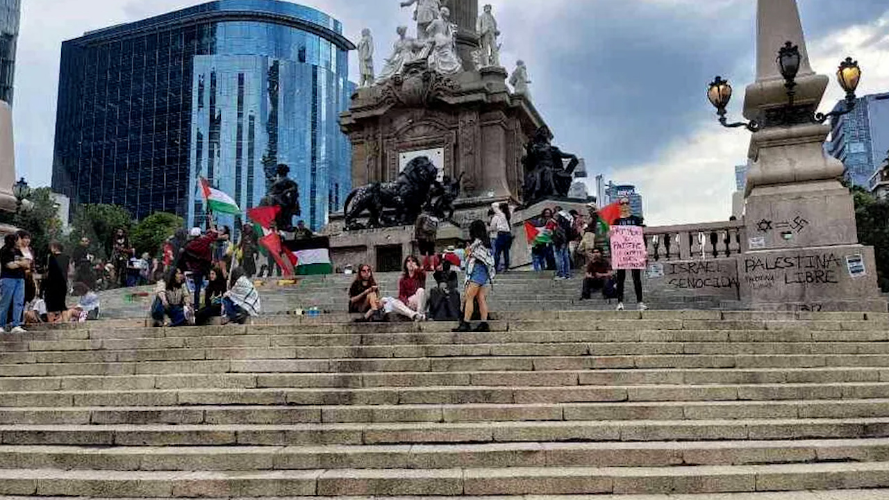 Pintan el Ángel de la Independencia en protesta contra violencia en Palestina